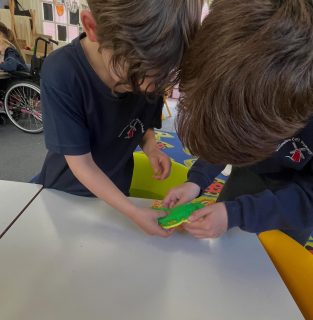 Year 1 have been working hard on their fish soft toys in DT! They were very lucky this afternoon to have some help with their sewing from our fantastic Year 6 class. Thank you Year 6 😊🪡🧵